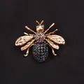 Prachtige vintage goudkleurige bijenbroche versierd met blauwe en heldere strass - Donkerblauw Abdomen Gouden Bij Stijl (C7-2-8426)