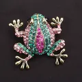 Een stijlvolle goudkleurige kikkerbroche met levendige groene en roze kristallen. - Roze Groen Paars Strass Goud Kikker (K2-4-2265)