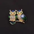 Elegante vintage dubbele uilenbroche met groen emaille en kristallen accenten in goudkleur - Blauw Groene Emaille Dubbele Uilen (K4-4-2457)
