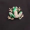 Modieuze groene emaille kikkerspeld met sprankelende steentjes voor kledingdecoratie - Goud Strass Groen Emaille Kikker (A2-1-7002)