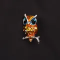 Gedetailleerde vintage oranje emaille uil broche met blauwe kristallen ogen. - Oranje Emaille Uil (K9-6-2210)
