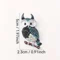 Gedetailleerde vintage uilbroche met blauw emaille en strass, 5 cm hoogte weergave - Blauwe Emaille Witte Strass Uil (B8-4-7753)