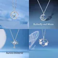 Detailansicht von vier silberfarbenen Halsketten mit Mond-, Schmetterlings- und Herzmotiven. - Feder Mond Aurora und Herz Stil / 4er-Set