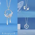 Elegante Silberhalsketten mit blauen Edelstein-Herz- Blumen- und Federanhänger-Designs - 3-teiliges Set - Quaste + Herz + Feder