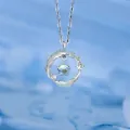 Detailansicht einer silberfarbenen Feder-Halskette mit irisierendem Stein und Kristallen - Feder und Mond Stil / 1 Stück