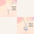 Elegante halsketting met vlinder- en planeethanger voor dames in zilveren afwerking - 2-delige set / Vlinder + Pluto