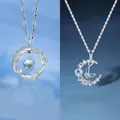 Elegante Halsketten aus Silber mit filigranen Feder- und Mond-Schmetterlingsanhängern - Feder und Mond Schmetterling Stil / 2 Stück/Set