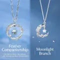 Elegante silberne Halskette mit Feder- und Mond-Anhängern und schillernden Steinen - Feder und Mondzweig Stil / 2 Stück/Set