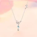 Elegante zilveren vlinderketting met iriserende maansteen en kwastje hanger detail. - Vlinder Kwastje