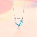 Elegante zilveren ster- en maanketting met een lichtblauwe doorschijnende halve maan - Achtervolg de Sterrenmaan