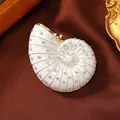 Elegante witte emaille nautilusschelp broche met sprankelende kleurrijke strasstenen. - Witte Irillerende Strass Wulk (p3-4-6135)