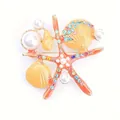 Emaille broche met oceaan-thema met zeesterren en schelpen en kleurrijke kristallen voor dames - Oranje Mariene Bio Combo (m1-5-3261)