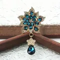 Luxe vintage kristallen bloemenbroche met blauwe traanhanger voor dames feestjurk. - Stijl 20 (Donkerblauwe Bloem met Traankristallen Hanger)