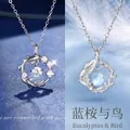Blauwe eucalyptus en vogel hanger ketting in zilver met blauwe steen - Geluks Koi & Blauwe Eucalyptus / 2 Stuks (Cadeaudoos) / Zilver