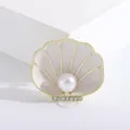 Elegante crèmekleurige emaille schelpbrosche met centrale parel en glanzende strass-accenten - Off-White Emaille Kunstparel Schelp (b4-2-6230)