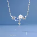 Elegante zilverkleurige ketting met blauwe steen en een wit parelmoeren bloemhanger - Eeuwige Bloem / Geschenkdoos