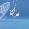 Elegante zilveren hartketting met blauwe steen, verfijnde bloem- en vlinderaccenten - Hartenvreugde / Geschenkdoos
