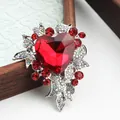 Luxe vintage hartspeld met een groot rood kristal en zilveren strass-steentjes - Stijl 31 (Rood Hart)