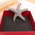 Zilverkleurige zeester broche met fonkelende steentjes in een mooie geschenkdoos - Zilveren Strass Zeester met Cadeaudoos (m5-3-5038) / Zoals afgebeeld