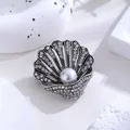 Vintage zilveren zeeschelp broche met een grote parel en fonkelende strassteentjes - Vintage Zilveren Kunstparel Sint-jakobsschelp (b5-6-6377) / Zoals afgebeeld
