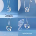 Elegante zilveren kettingen collectie met hemelse en bloemige motieven en blauwe kristallen - Zwevende Maan + Sterren Rond + Vlinder en Bloem + Hart in Bloei / Geschenkdoos