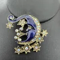 Detalle de broche vintage de luna y estrella con esmalte azul y pedrería irisada - Azul