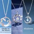 Elegante zilveren kettingen met slang- en maanhangers en fonkelende kristallen - Spiritual snake on the moon + good luck koi + hollyhock