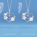Silberne Herzenskette mit weißen Blumen und glitzerndem blauen Stein - 2-teiliges Set - Herzblume Stil