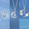 Elegante silberfarbene Halsketten mit Feder Mond und floralen Herzform-Anhängern - Feder Mondzweig und Herz Blumen Stil / 3er-Set