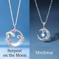 Elegante zilveren slangenring en halve maan hanger ketting set op blauwe achtergrond - Moon spirit snake + holly