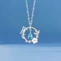 Elegante zilveren ketting met vlinder- en bloemenhanger en blauwe traanvormige steen - Vlinderbloem / Eenvoudige Verpakking / Zilver