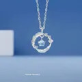 Fijne zilveren veer ketting met een gloeiende blauwe maansteen en fonkelende details. - Lichte Veer Stijl (Veerring) / 1 Stuk (Eenvoudige Verpakking) / Zilver (Lichtblauwe Steen)
