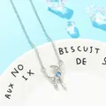 Verfijnde zilveren ketting met een blauwe edelsteen en kleine bedeltjes aan de maan - Maan (Holle Halve Maan) / Eenvoudige Verpakking / Zilver (Blauwe Steen)