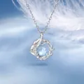 Zilveren ketting met lichtblauwe edelsteen en bladhanger met patroon op blauwe achtergrond - Blauwe Eucalyptus En Vogel / Blisterkaart