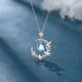 Elegante zilveren ketting met wassende maan en vogel met lichtblauwe edelsteen - Eucalyptus ontmoet vogel / Blisterkaart
