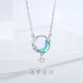 Prachtige zilveren ketting met een blauwe wassende maan en een hangende sterrenhanger. - Eenvoudige Verpakking / Enkele Verpakking / Dromerige Sterrenrivier Stijl