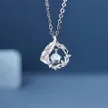 Elegante zilverkleurige ketting met lichtblauwe steen en fijn bladertakontwerp voor dames - Blauwe Eucalyptus Vogel Ontwerp