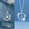 Elegante zilverkleurige ketting met ingewikkelde vogel- en vlinderhangers voor dames. - Eenvoudige Verpakking / 2-delige set / Blauwe Eucalyptus Ontmoet Vogel + Vlinder Houdt van Bloem