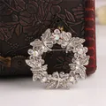 Elegante broche circular con pedrería transparente y motivos de libélula en plata - Estilo de Libélula Plateada con Diamantes (G3-4-1109)