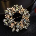 Elegante broche floral redondo de estilo vintage con cristales grises y baño de oro - Estilo de Círculo de Rosa Gris Negro (E7-3-9536)