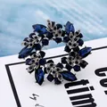 Elegante broche circular con pedrería azul oscuro y detalles de hojas plateadas - Estilo de Corona Marquise Azul Oscuro (K6-1-2613)