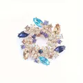 Elegante broche de corona circular con cristales coloridos y hojas de metal dorado - Estilo de Flor de Gema Multicolor (M3-4-1755)
