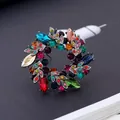 Elegante broche de corona con diamantes de imitación coloridos y detalles de hojas de plata - Estilo Vintage de Corona Colorida (K5-6-2581)