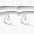Elegante silberne Mondsichel-Halskette mit blau schimmernder Perle im modernen Design-Stil - Drei Leben voller Liebe + Drei Leben voller Liebe / Silber