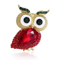 Vintage goudkleurige uil broche versierd met fonkelende rode en groene kristallen - Stijl 24
