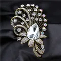 Vue rapprochée d'une broche en cristal vintage de luxe sur un tissu en satin noir plissé - Blanc