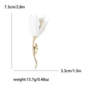 Eleganter weißer Emaille-Tulpen-Broschenstift mit goldfarbenem Stiel und Maßen - Weiß