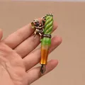 Broche vintage con forma de pluma estilográfica y ángel Cupido con esmalte de color - Estilo Pluma Ángel Vintage / Degradado de Verde y Naranja (A1)