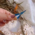 Blauwe en witte emaille paraplu broche met gouden afwerking voor accessoires - Parapluvorm (Paraplu) / Blauw-witte Paraplu