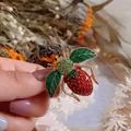 Speelse bijenbroche met rode aardbeienlichaam en groene kristallen emaille vleugels - Bij Aardbeivorm (Bij) / Rood-groene Bij